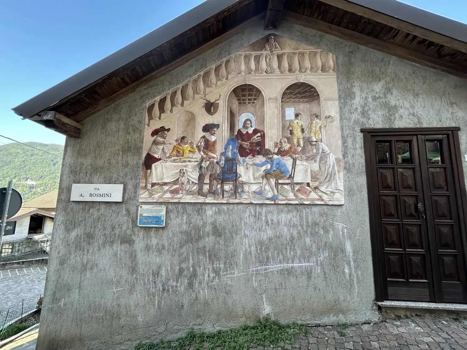 Dipinto murale del Borgo Affrescato di Parlasco su una facciata del paese