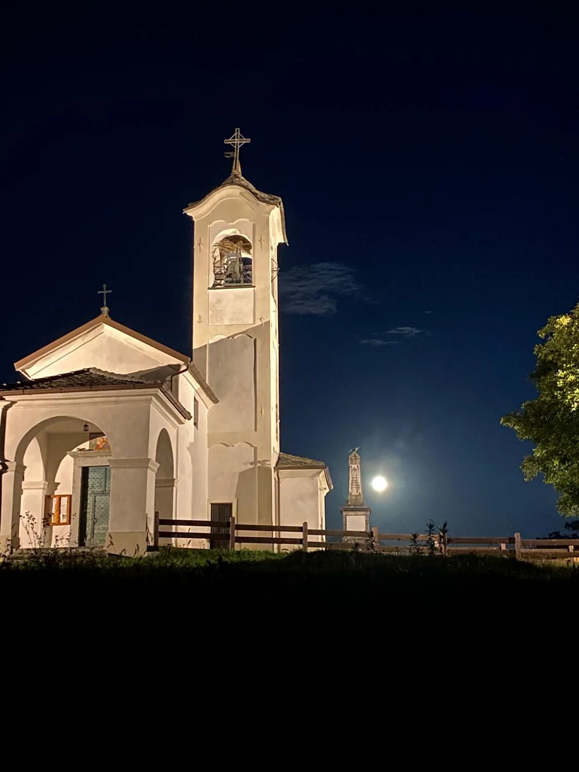 Chiesa di Sant’Antonio Abate a Parlasco illuminata di notte