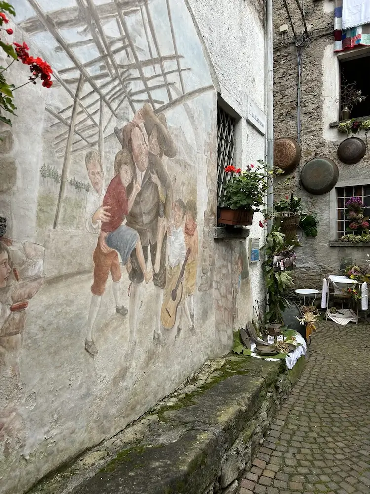 Grande affresco su una facciata di Parlasco con una scena di banchetto