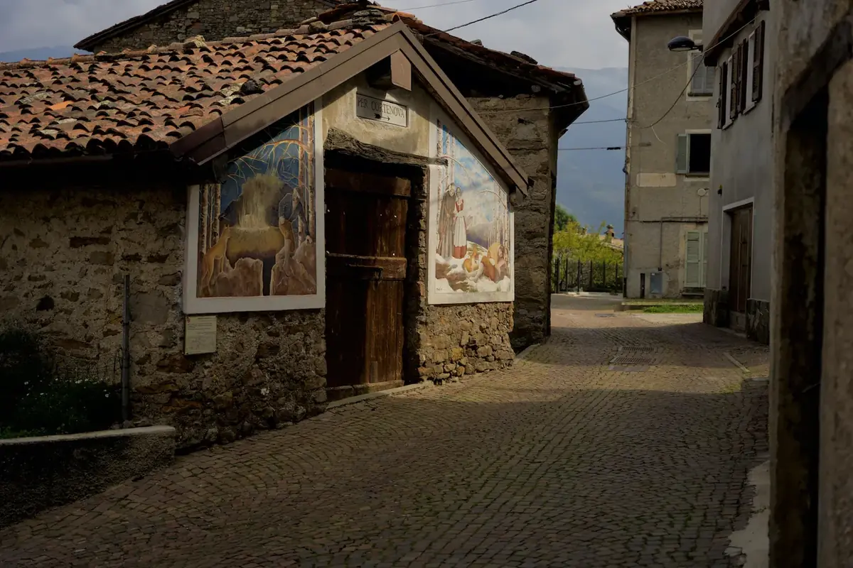 Opera n. 2 «La fine di Lasco» nel Borgo Affrescato di Parlasco