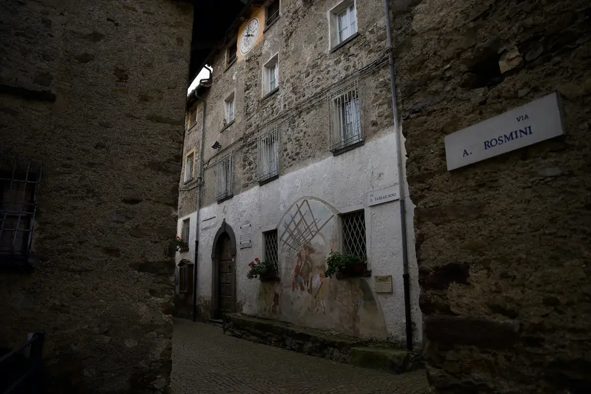 Opera n. 4 «Il Giroletta della Montagna» nel Borgo Affrescato di Parlasco
