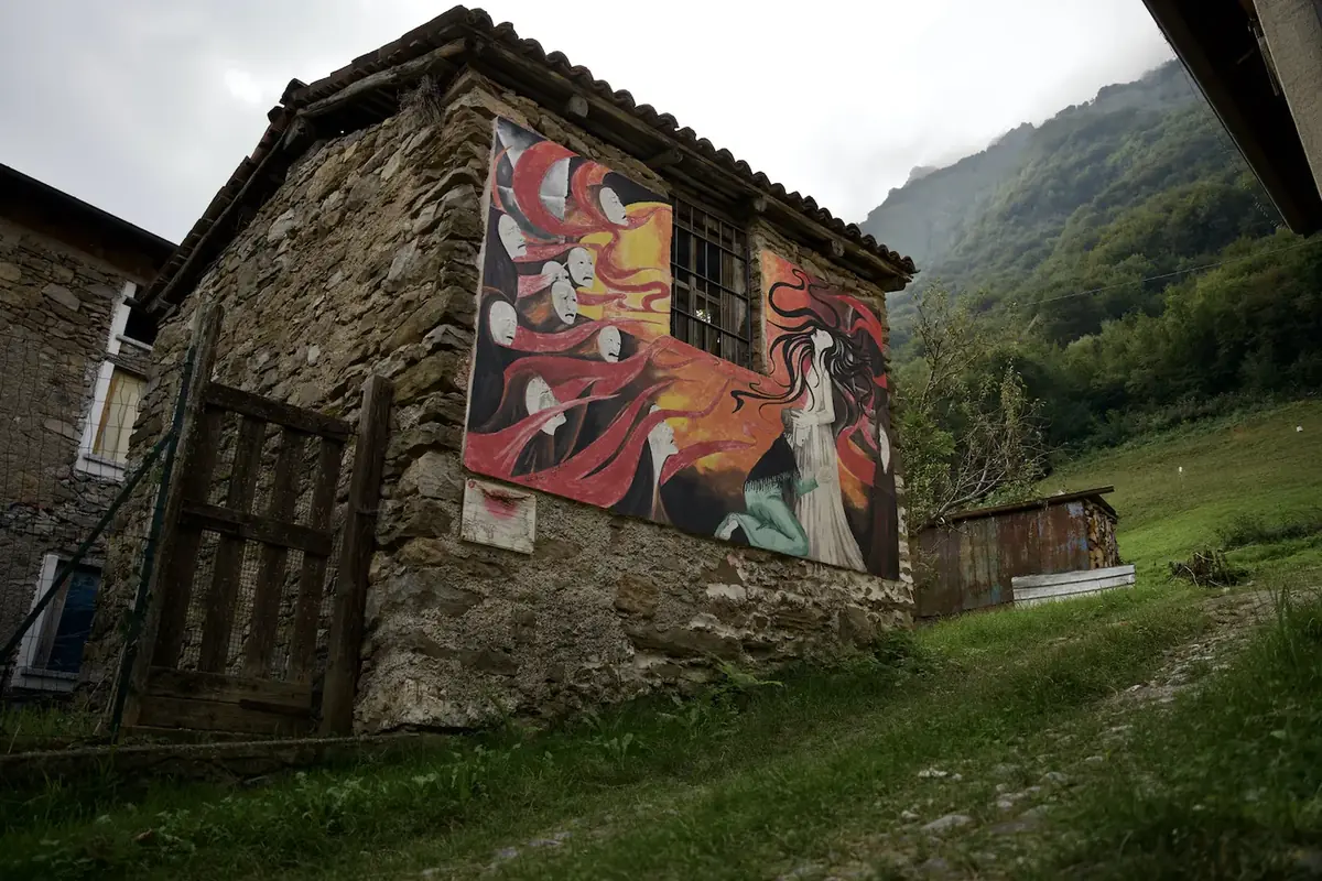 Opera n. 7 «Il rogo» nel Borgo Affrescato di Parlasco