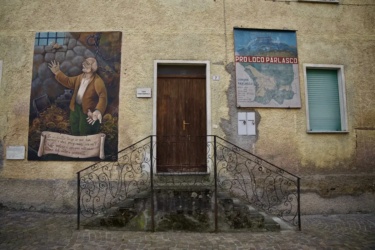 Opera n. 12 «Il prigioniero di Lasco» nel Borgo Affrescato di Parlasco